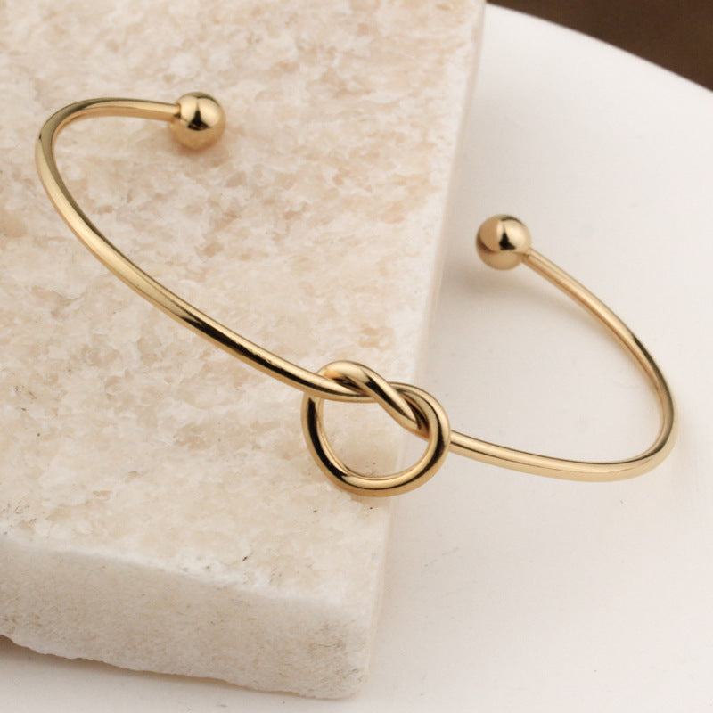 Pulsera De Acero De Titanio Con Corazón Anudado al por mayor